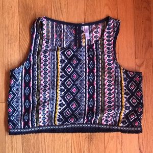 I’m selling this fun crop top!